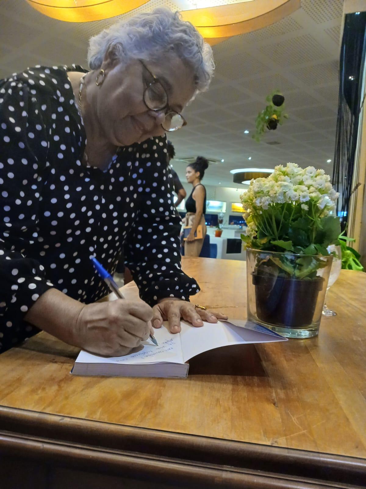 A gerente do Programa Escola da Família, Maria José Soares Pereira, em momento de autógrafos no MAC Niterói