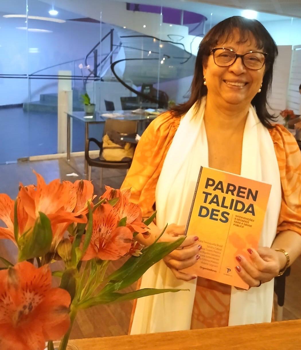 A coordenadora executiva do Pacto Niterói Contra a Violência, Graça Raphael, durante o lançamento do livro Parentalidades, no MAC