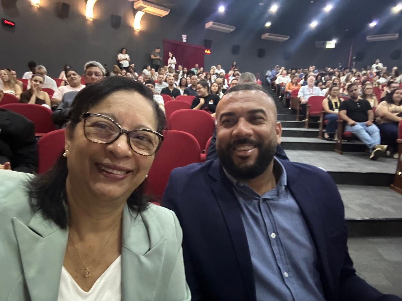 A Coordenadora Graça Raphael e o Secretário Octávio Ribeiro no FoMerco 2025