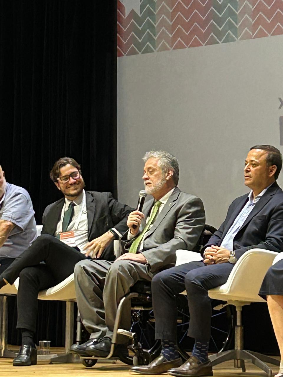 O Reitor da UFF, Antônio Cláudio da Nóbrega, na mesa de abertura do FoMerco 2025